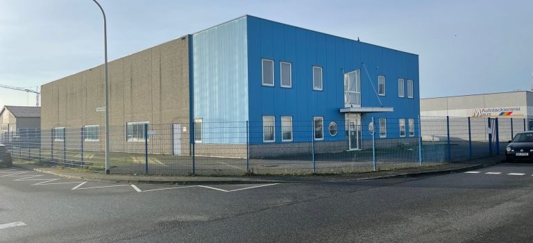 Vermietung oder Kauf einer Halle mit Büroflächen/Sozialräume und 2 Kranbahnanlagen Vermietung oder Kauf einer Halle mit Büroflächen/Sozialräume und 2 Kranbahnanlagen